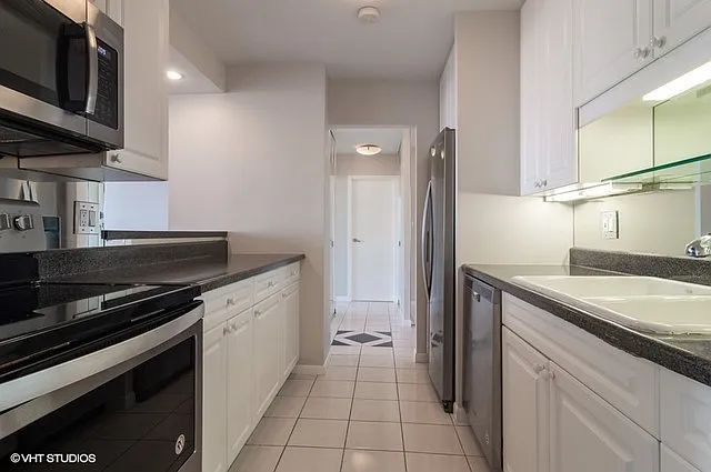 111 E Chestnut St #52J — Photo 5