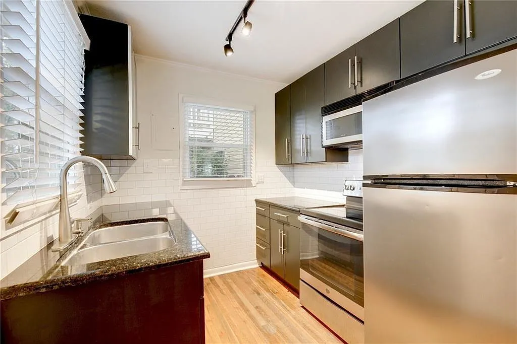 2 bed, 1.0 bath, 798 sqft, $1,600 — Photo 2