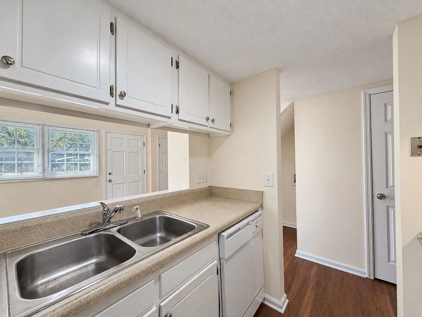2 bed, 1.5 bath, $1,050 — Photo 3