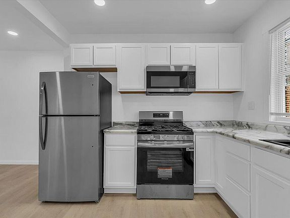 5th image of 2725 Leslie St