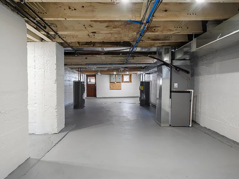 5303 Bancroft Ave #2W — Photo 20