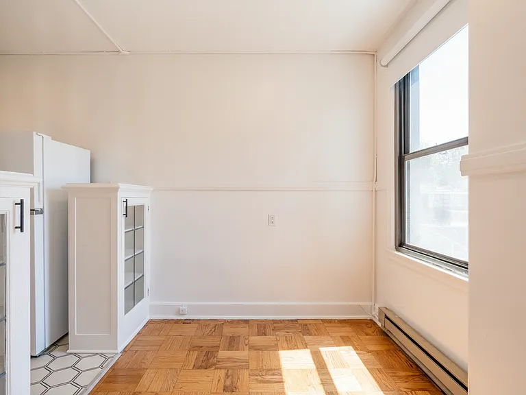 Comfortable Urban Living in a Classic Brick Building Near UW & Light Rail — Photo 30
