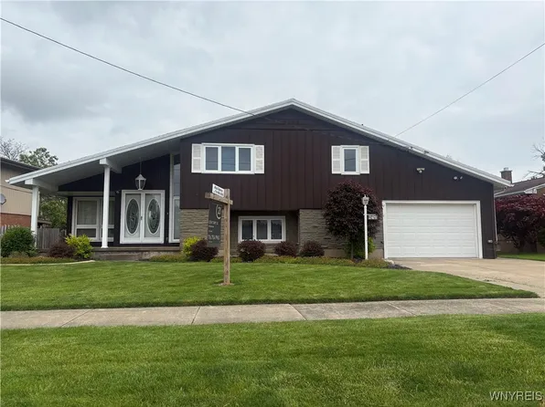 2429 Parkview Dr, Niagara Falls, NY 14305