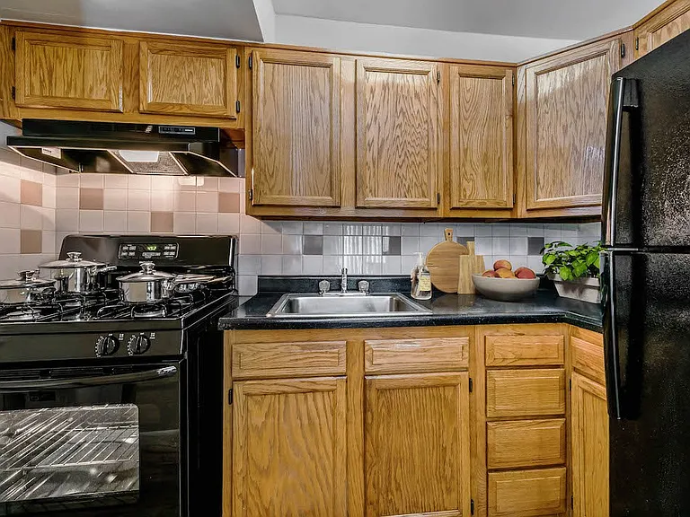 Laurel Park & Laurelton Court — Photo 19
