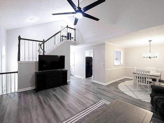 2nd image of 412 Oak Hollow Ct