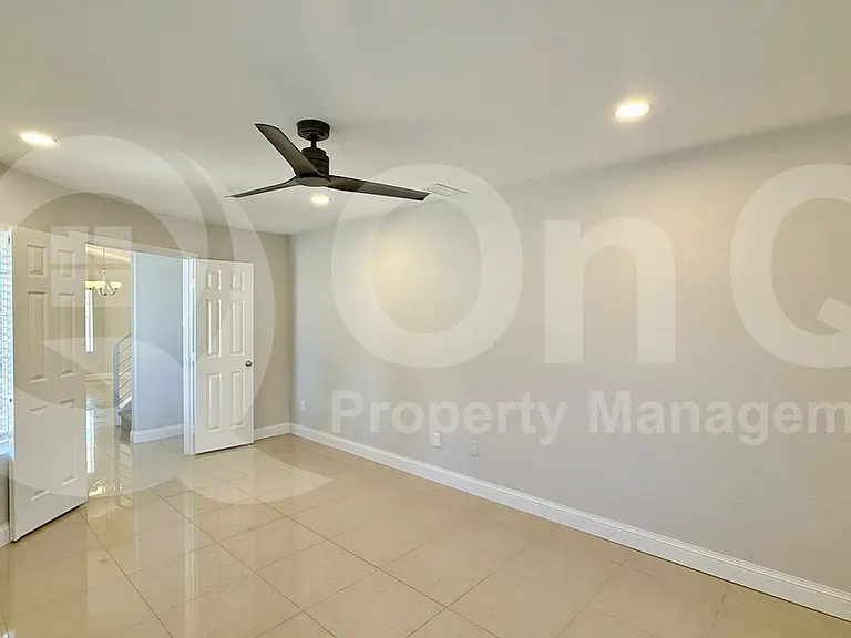 570 S Williams Pl — Photo 16