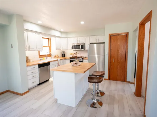 510 N 9th St, Indianola, IA 50125