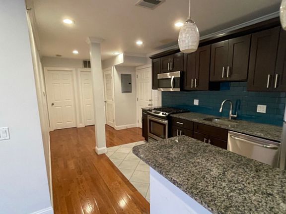 4th image of 106-108 Maverick St #4