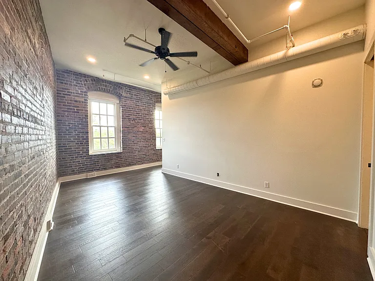 921 Dauphin St — Photo 15