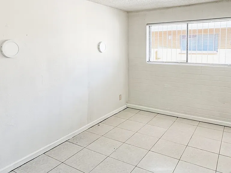 531 W 9th Pl #D — Photo 9