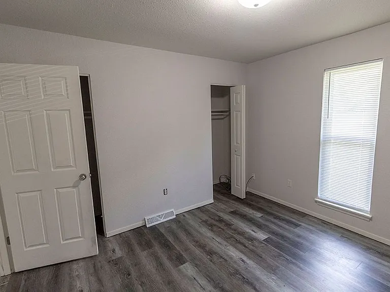 215 N West Blvd — Photo 10