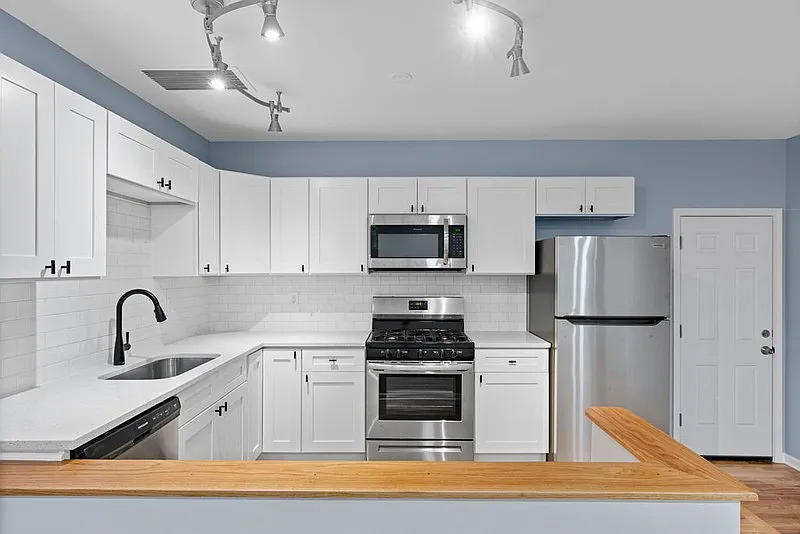 2 bed, 2.0 bath, 1000 sqft, $2,750 — Photo 2