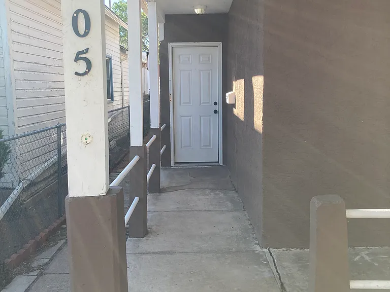 205 Cottonwood St — Photo 2