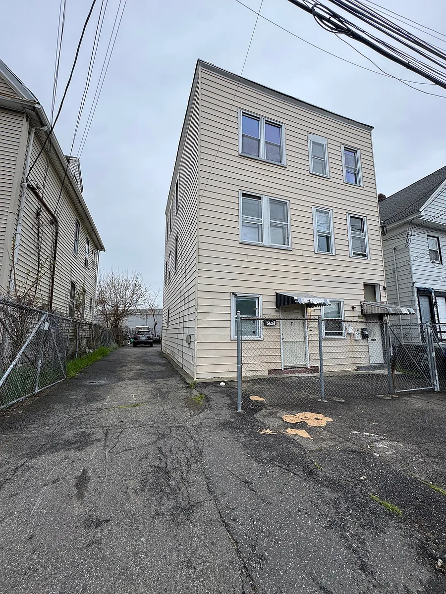 Building Photo - 265 6th St #2A