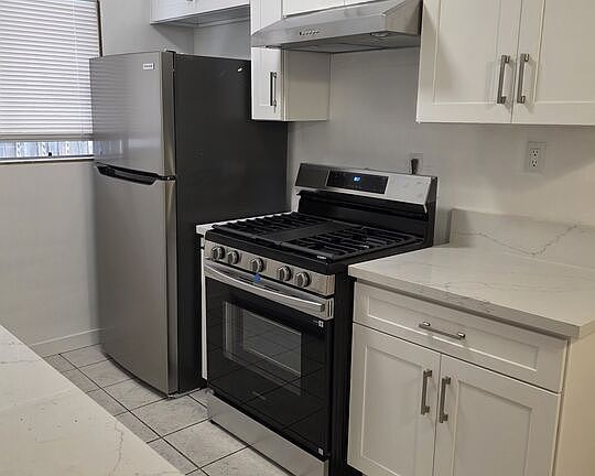 4th image of 428 S Wilton Pl #3