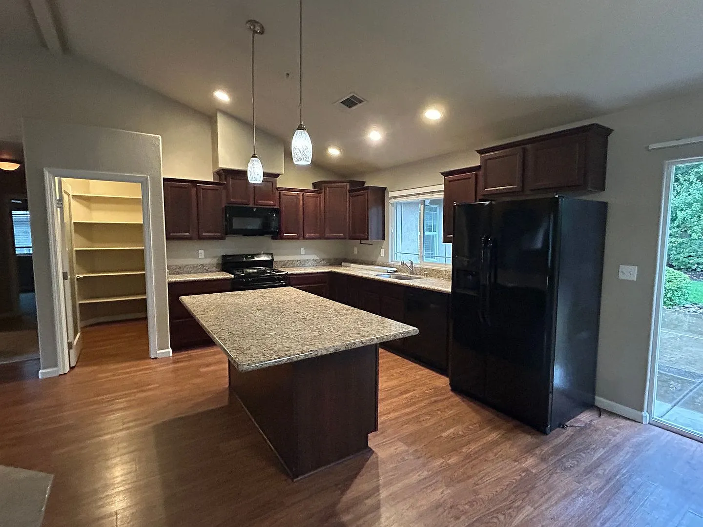 $1000 Move In Special Off First Months Rent. — Photo 2