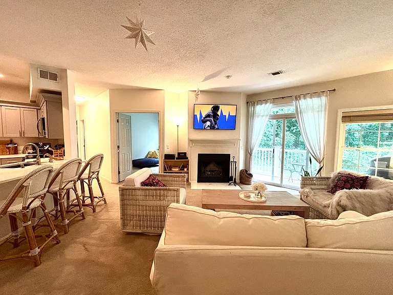 37 Bradford Commons Ln — Photo 8