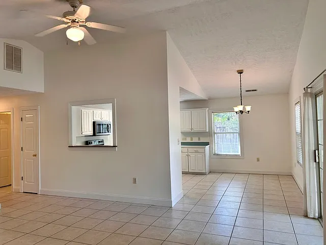 Updated 3 bedroom, 2 bath home — Photo 4