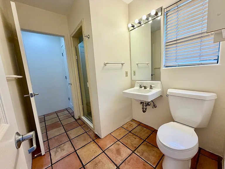 1103 W Osborn Rd — Photo 2