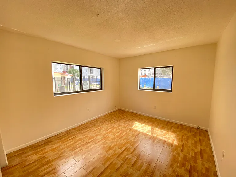250 SW 7th St #13 — Photo 9