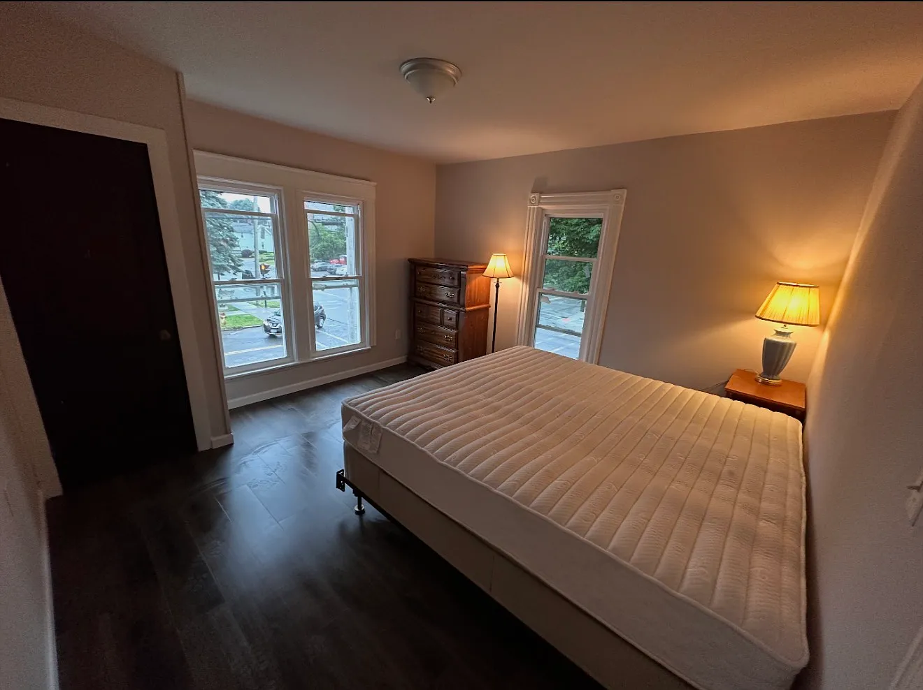3 bed, 900 sqft, $1,200 — Photo 2