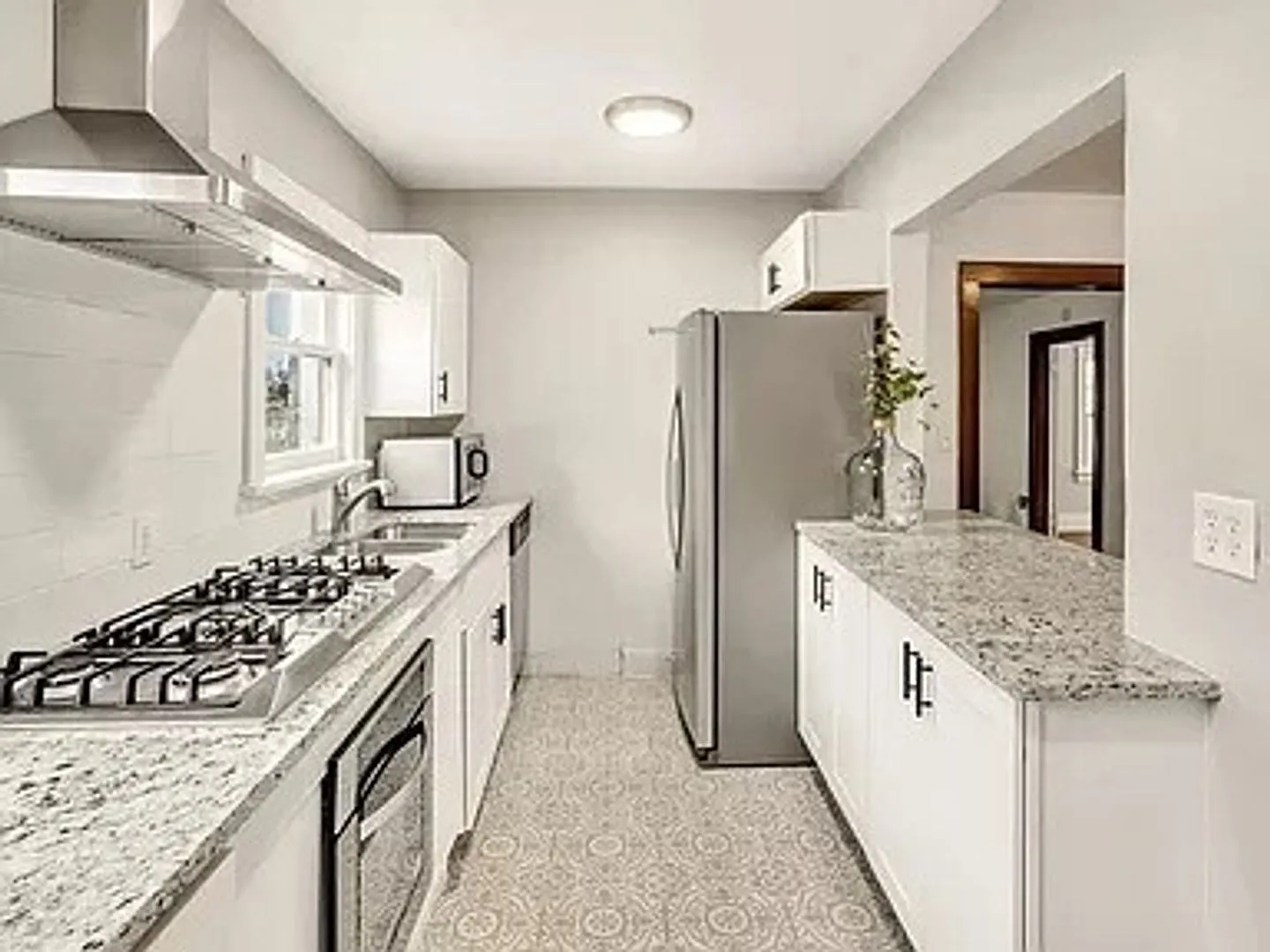 2-Bedroom 2-Bath 1930's Tudor Close to Paseo District — Photo 3