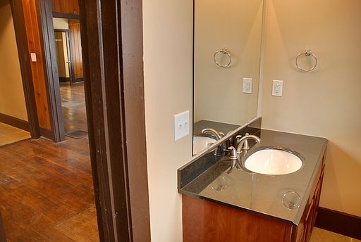3rd image of 816 Maplehurst Ct APT 1