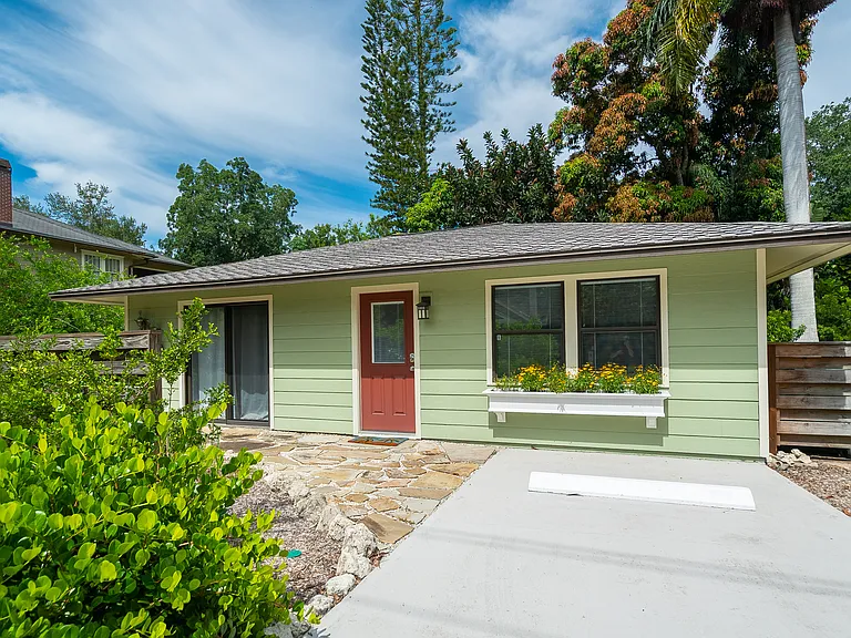 2475 Alameda Ave #B — Photo 1