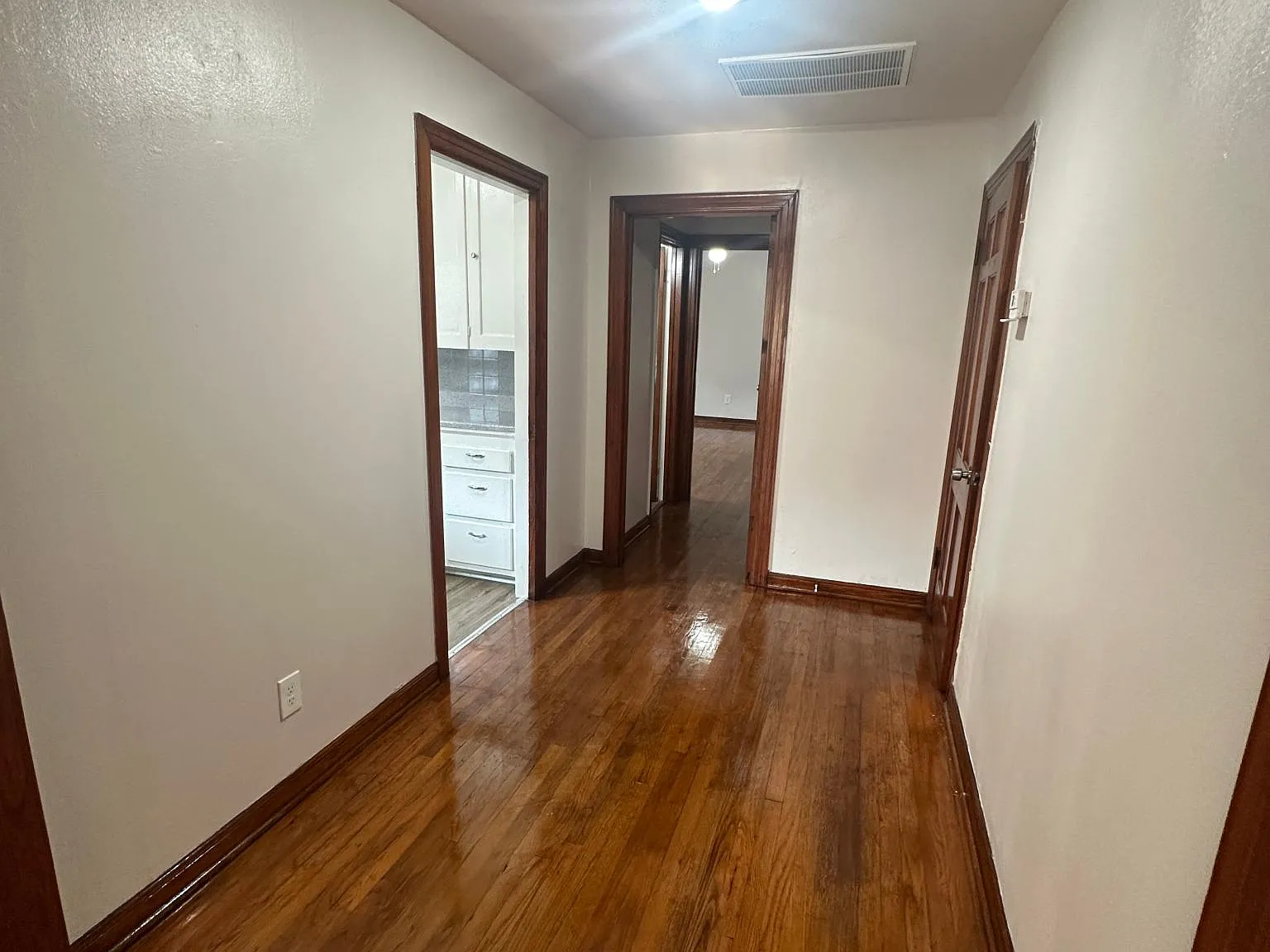 1 bed, 900 sqft, $1,100 — Photo 2