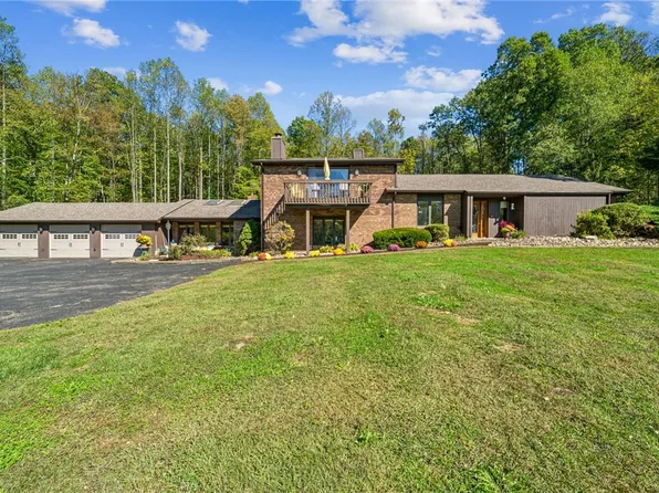 40 Laurelwood Ln, Mount Pleasant, PA 15666