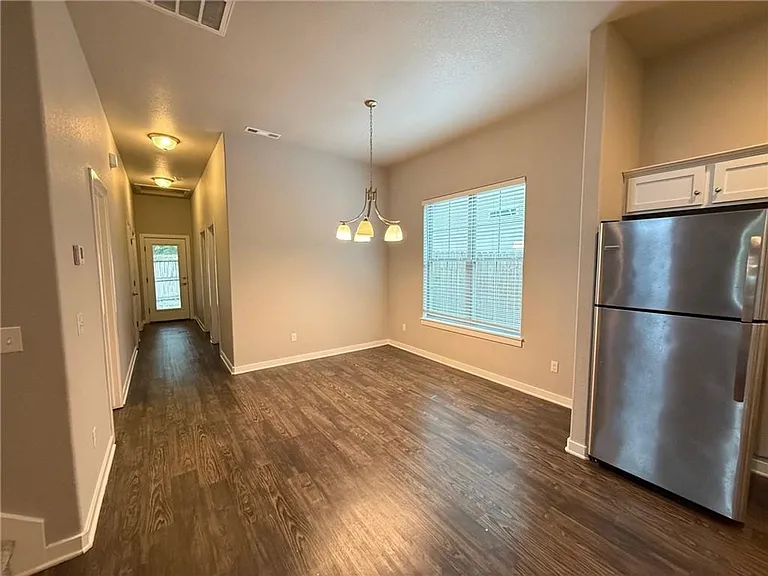 2359 W Houston St — Photo 5