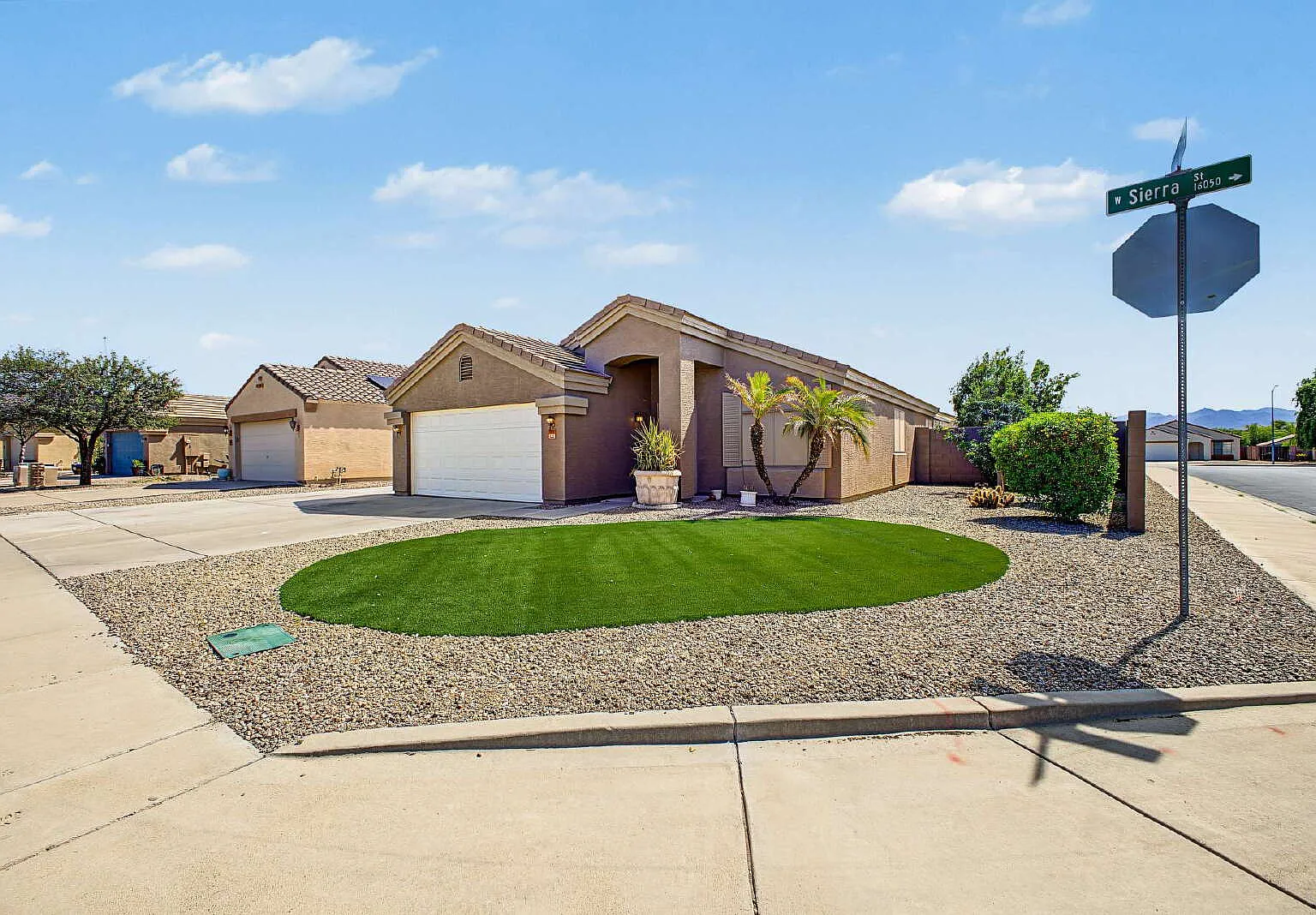 3 bed, 2.0 bath, 1570 sqft, $1,810 — Photo 3
