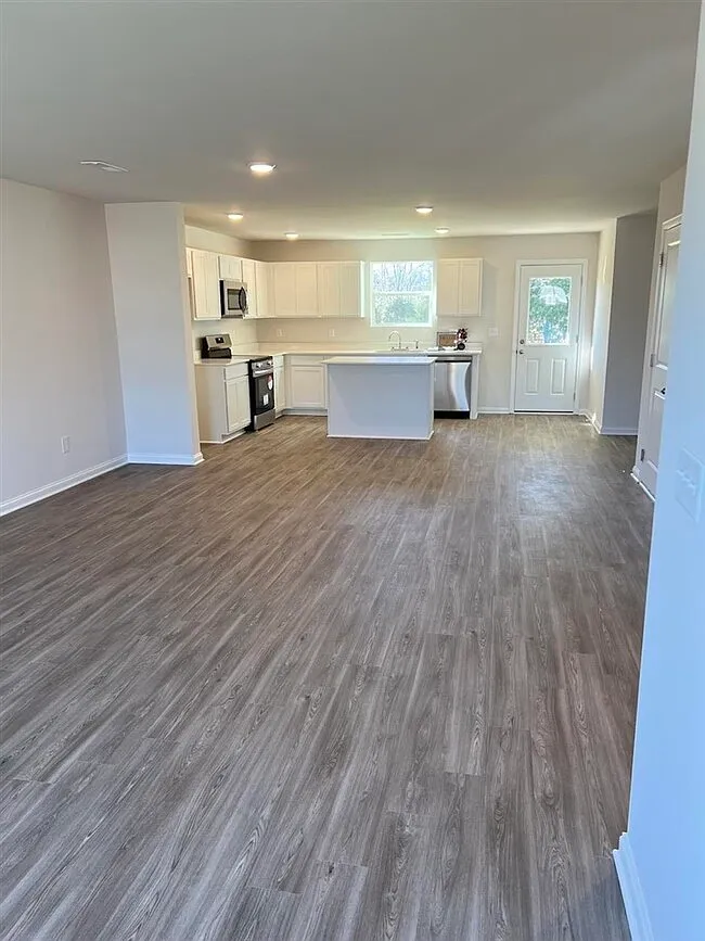 4 bed, 2201 sqft, $2,275 — Photo 4