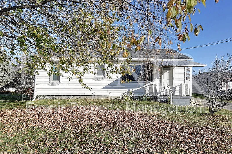 3 bed, 1.0 bath, 864 sqft, $1,390 — Photo 1
