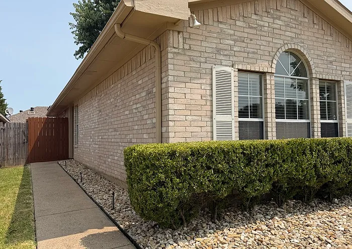 3 bed, 2.0 bath, 1259 sqft, $1,795 — Photo 2