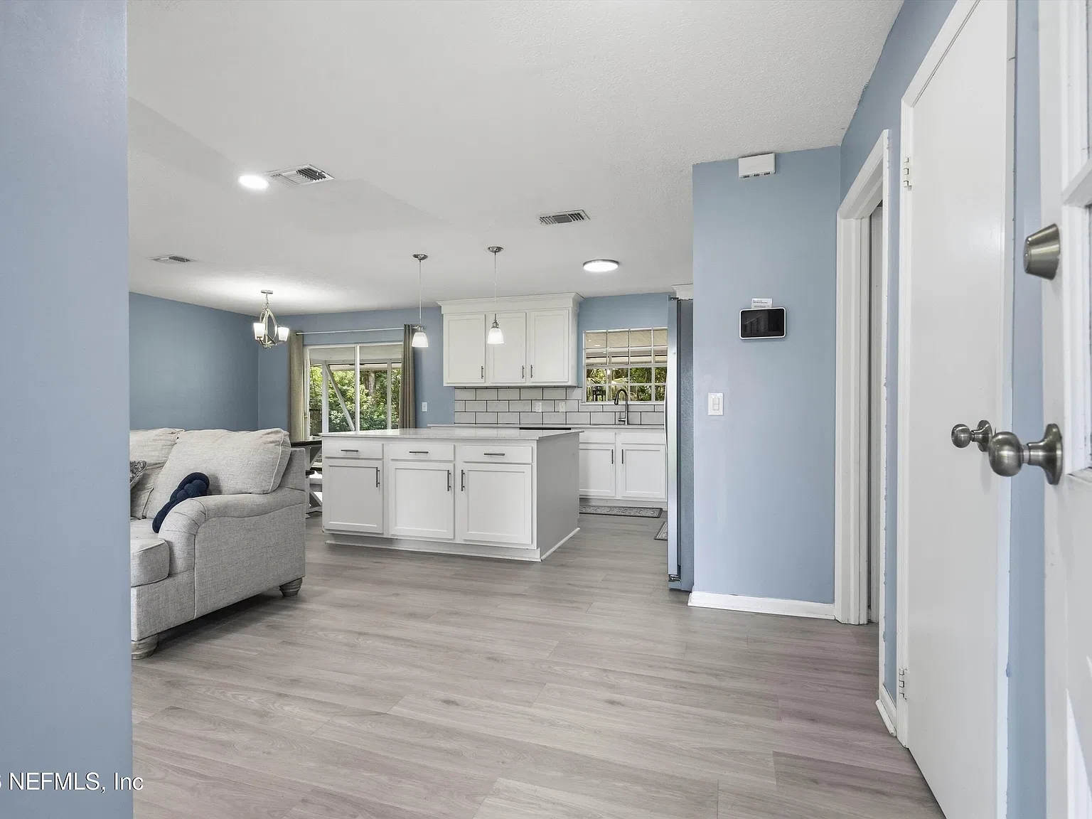 3 bed, 2.0 bath, 1368 sqft, $2,000 — Photo 3