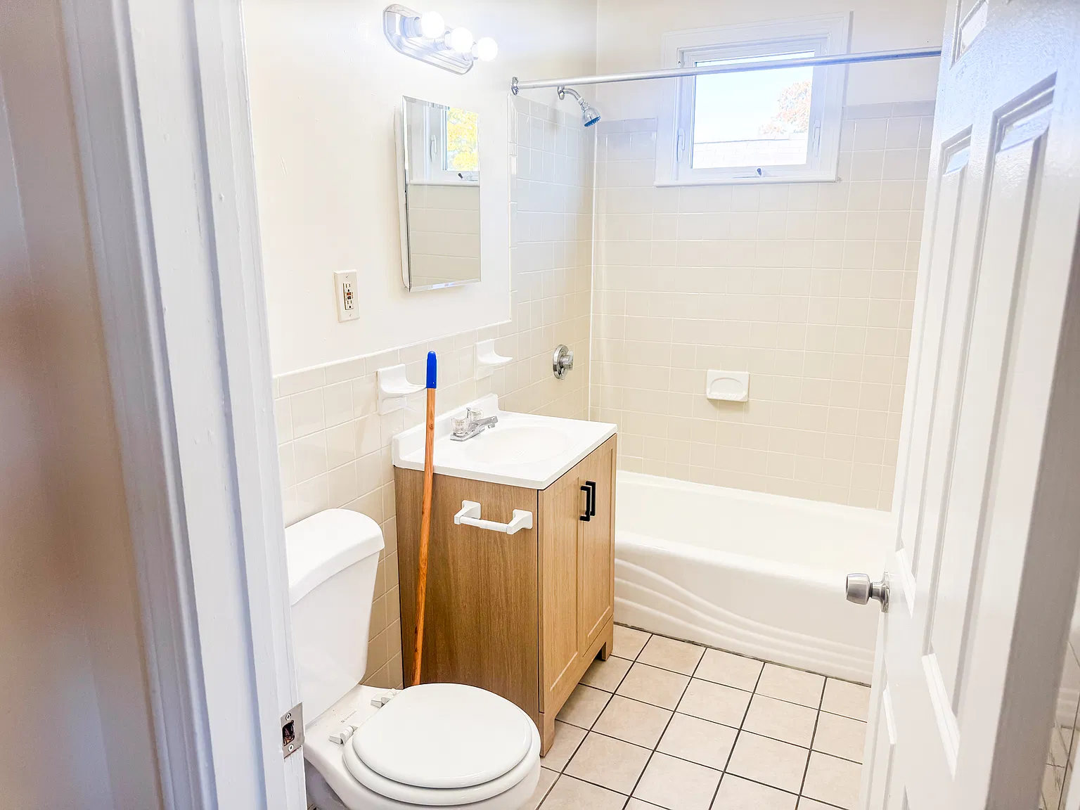 3 bed, 1200 sqft, $3,300 — Photo 4