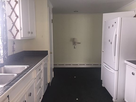 4th image of 15 Nightengale Ave
