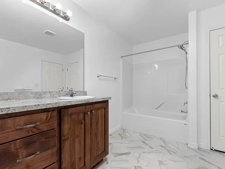 246 S 1800 E — Photo 16
