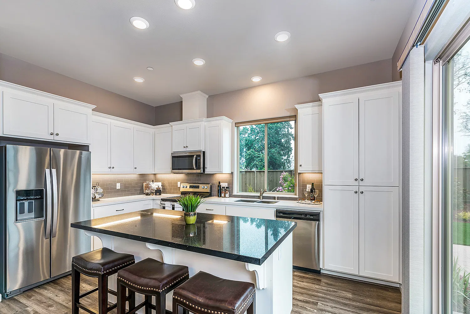 3 bed, 2.5 bath, 1608 sqft, $4,275 — Photo 3