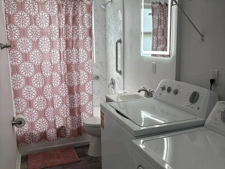 2-Bedroom Remodeled Unit across from Lake Erie — Photo 21