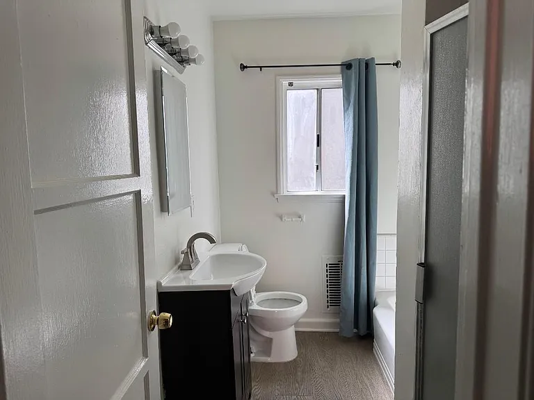 2318 S Budlong Ave #B — Photo 8