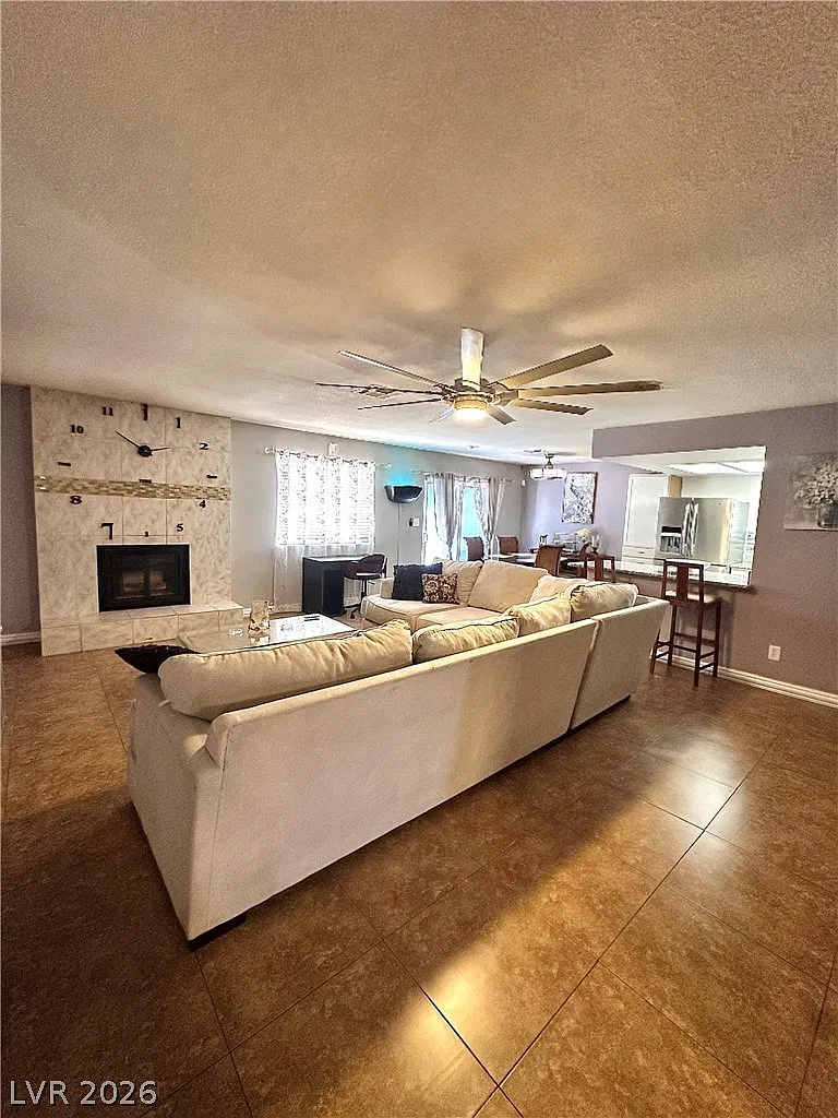 3 bed, 2.0 bath, 1472 sqft, $4,500 — Photo 2