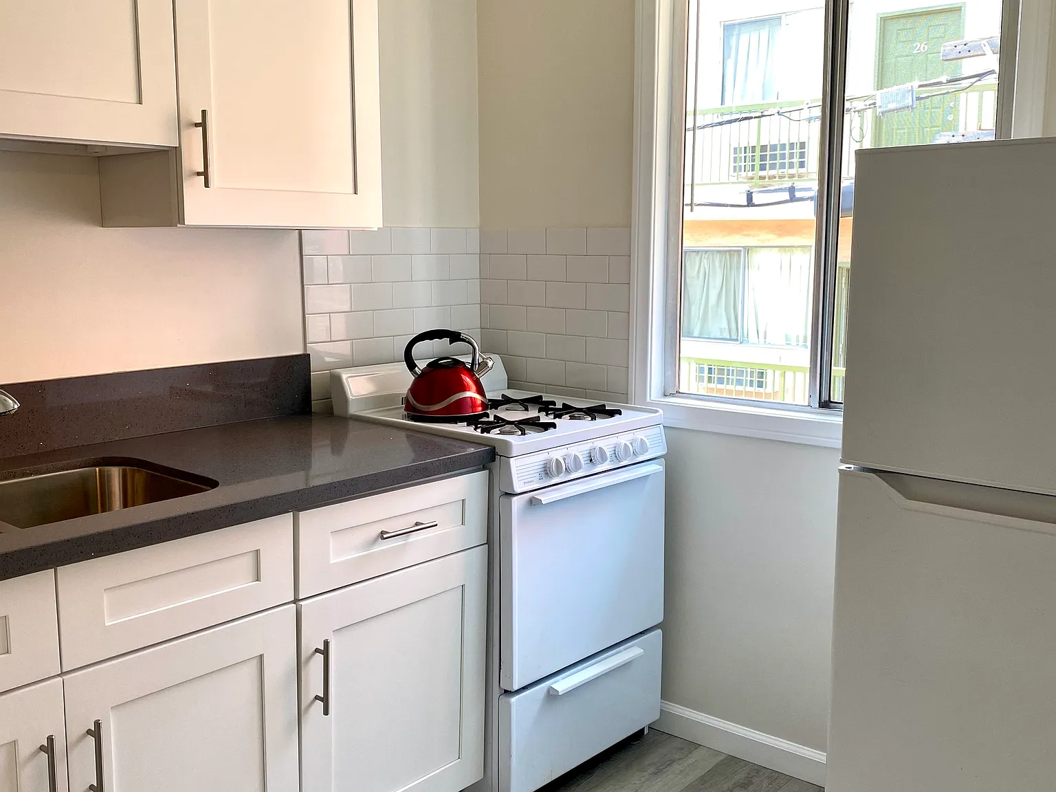 2890 Leeward Ave — Photo 3