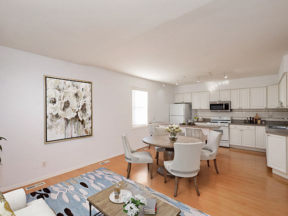 2nd image of 4542 N Greenview Ave #4