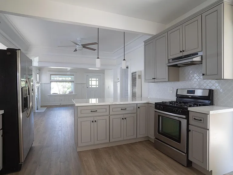 3855 S Budlong Ave — Photo 3