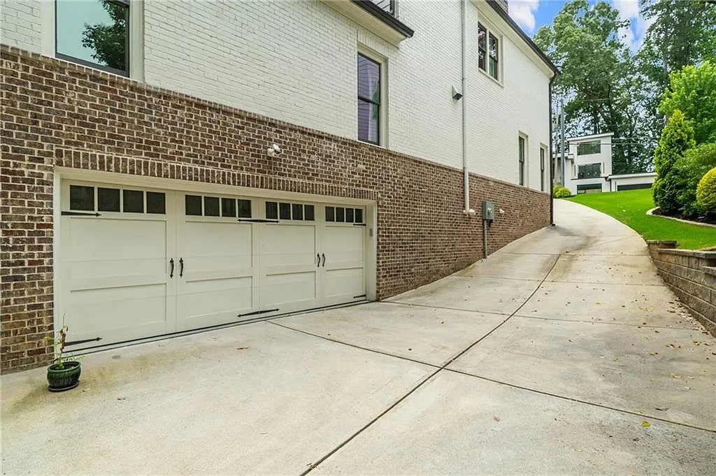 6 bed, 4.5 bath, 5400 sqft, $9,000 — Photo 3