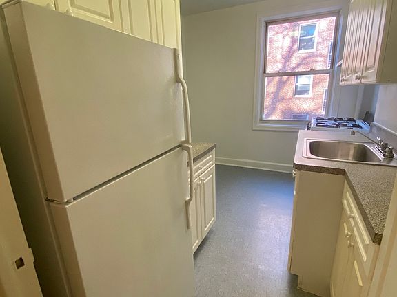 4th image of 1 Larchmont Ave #813D