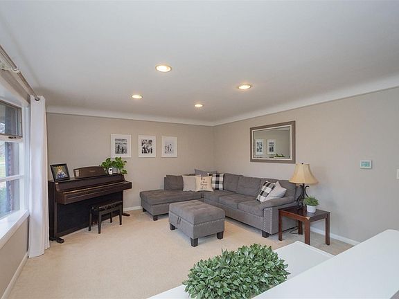2nd image of 8545 Goldfinch Way