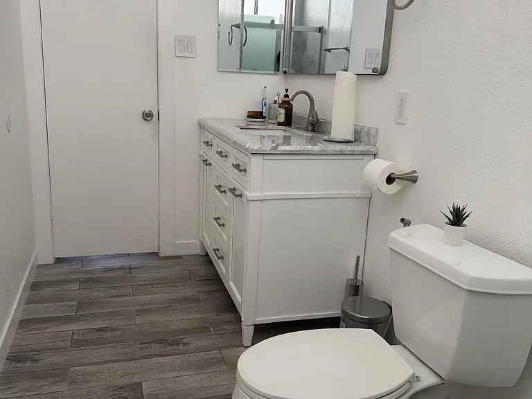 22118 Saticoy St — Photo 25